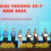 CHỦ TỊCH CÔNG ĐOÀN TỔNG CÔNG TY NHẬN GIẢI THƯỞNG 28/7